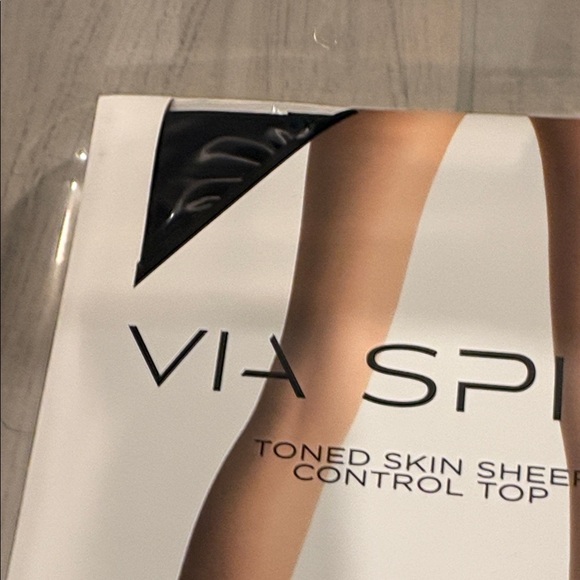 Hanes Silk Reflections Silky Sheer Pantyhose - Black and Buff AB NWT - Picture 5 of 6